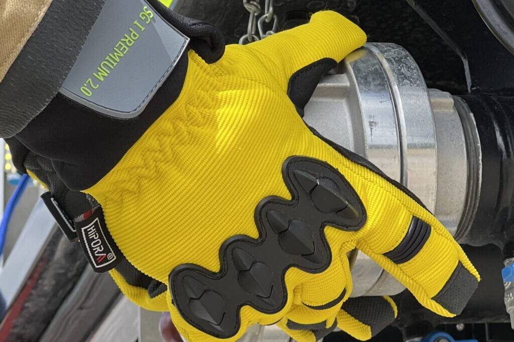 the protective glove for technical assistance SAFEGUARD INOX PREMIUM 2.0 in action
