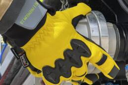 the protective glove for technical assistance SAFEGUARD INOX PREMIUM 2.0 in action