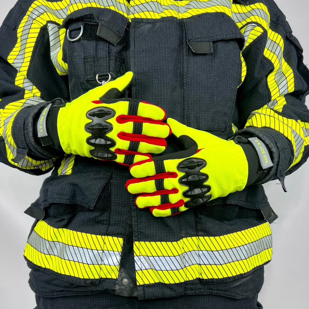 Handschuhe mit Schutzkleidung getragen.