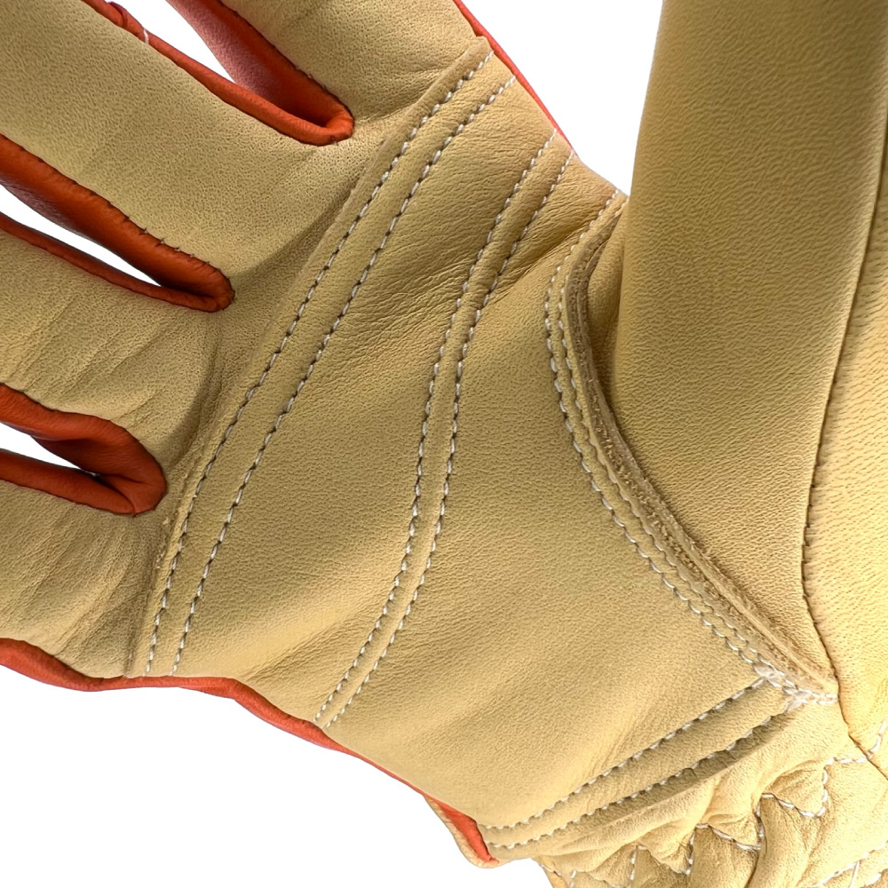 Detaillierte Nahaufnahme der Innenhand des Penkert Elk Defender 3.0 Feuerwehrhandschuhs, zeigt die präzise Naht und Verstärkung für optimalen Schutz und Griffigkeit.