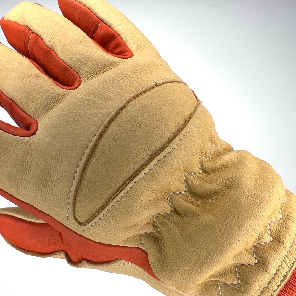 Detaillierte Nahaufnahme der Rückhand des Penkert Elk Defender 3.0 Feuerwehrhandschuhs, zeigt die sorgfältige Polsterung und Verstärkungen für erhöhten Schutz und Langlebigkeit.