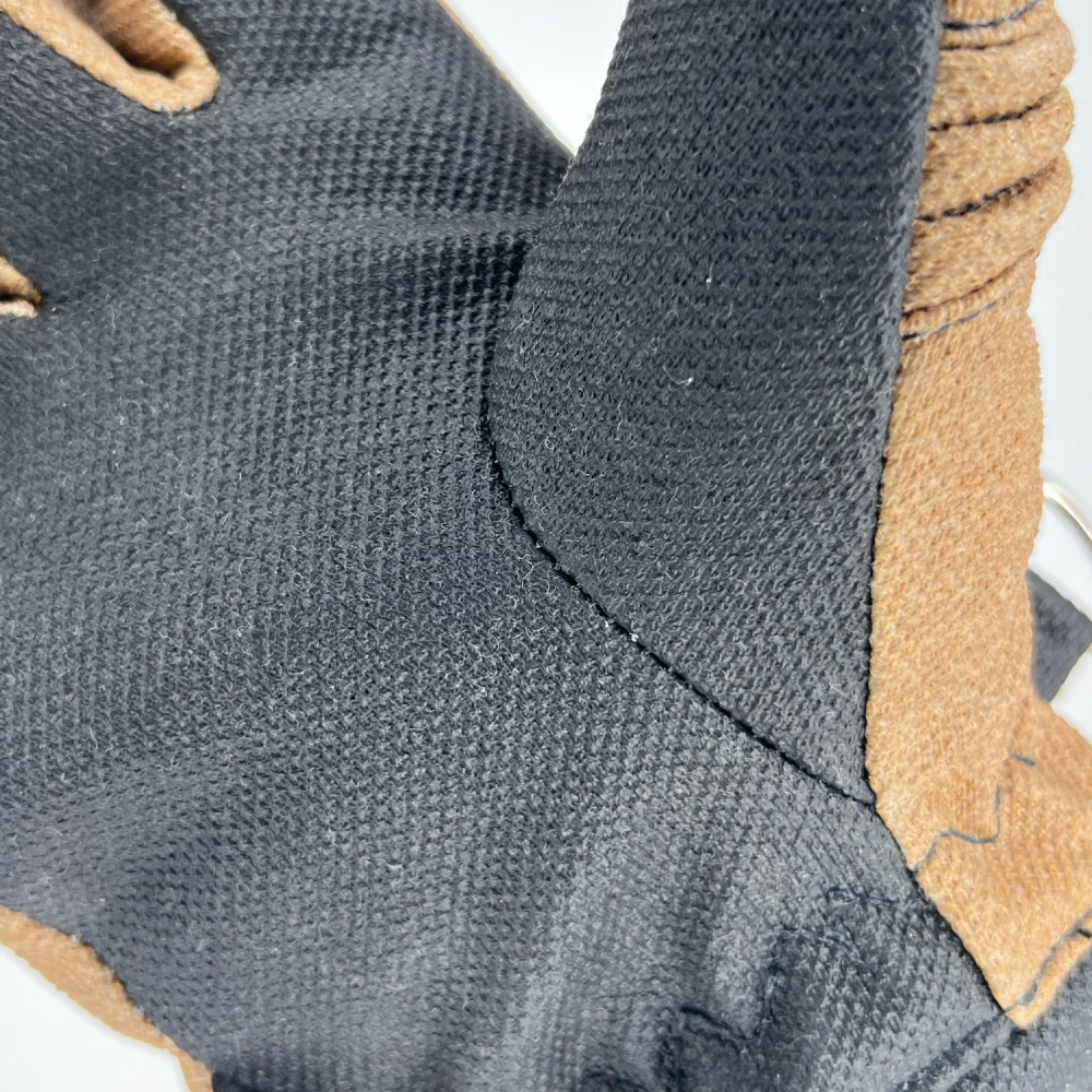Detaillierte Nahaufnahme der texturierten Handfläche des Penkert FireDevil 911 X-treme kurzen Handschuhs, die die verstärkten Nähte und das widerstandsfähige Material zeigt.