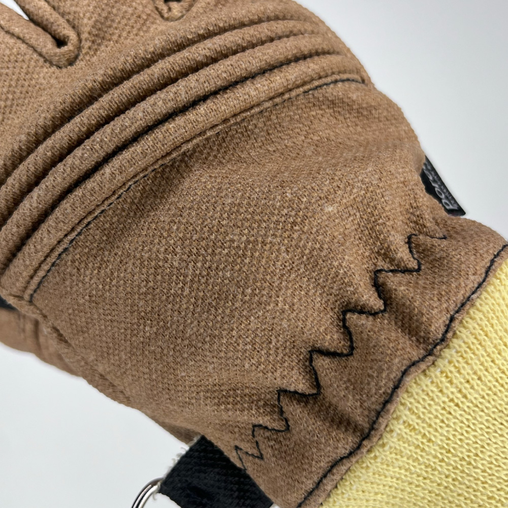 Detaillierte Nahaufnahme der Rückseite des Penkert FireDevil 911 X-treme kurzen Handschuhs, das Material und die Nähte sind deutlich sichtbar.