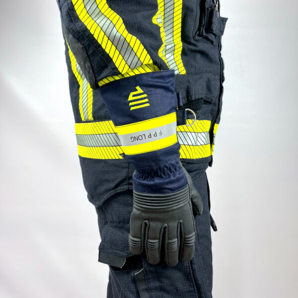 Seitenansicht einer Person in Feuerwehrschutzkleidung mit reflektierenden Streifen, die einen Schutzhandschuh mit der Aufschrift 'FPP LONG' trägt.