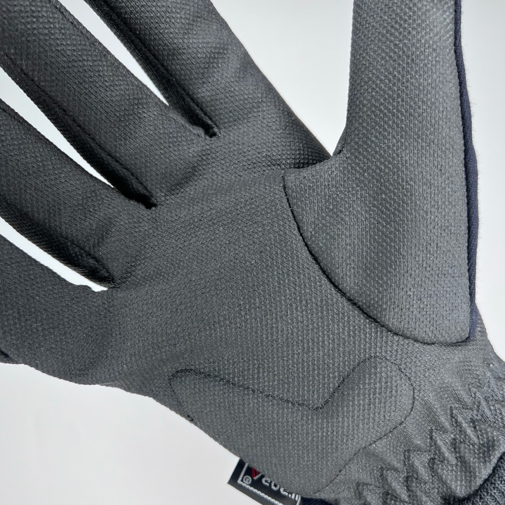 Alt-Text: "Detailaufnahme der Innenhand eines schwarzen Schutzhandschuhs mit verstärkten Nähten und ergonomischem Design für verbesserten Schutz und Komfort."