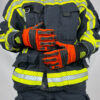 Feuerwehrhandschuh HERO, getragen von einer Person in PSA, Vorderansicht.