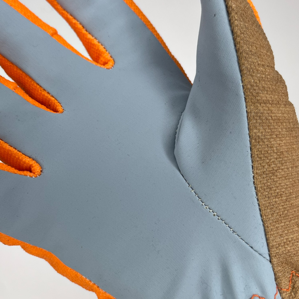 Detaillierte Nahaufnahme der Innenseite des Penkert HyPA-Grip Handschuhs, die das hochwertige Material und die Verstärkungen für optimalen Griff zeigen.
