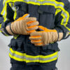 Ein Feuerwehrmann mit verschränkten Armen trägt Penkert HyPA-Grip Handschuhe, und die reflektierenden Elemente der Schutzkleidung sind sichtbar.