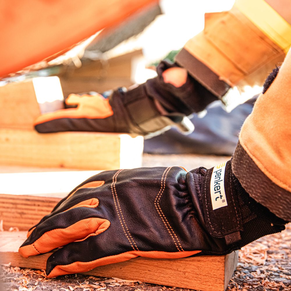 Feuerwehrhandschuhe von Penkert, die während eines Rettungseinsatzes zum Greifen von Holzblöcken verwendet werden.