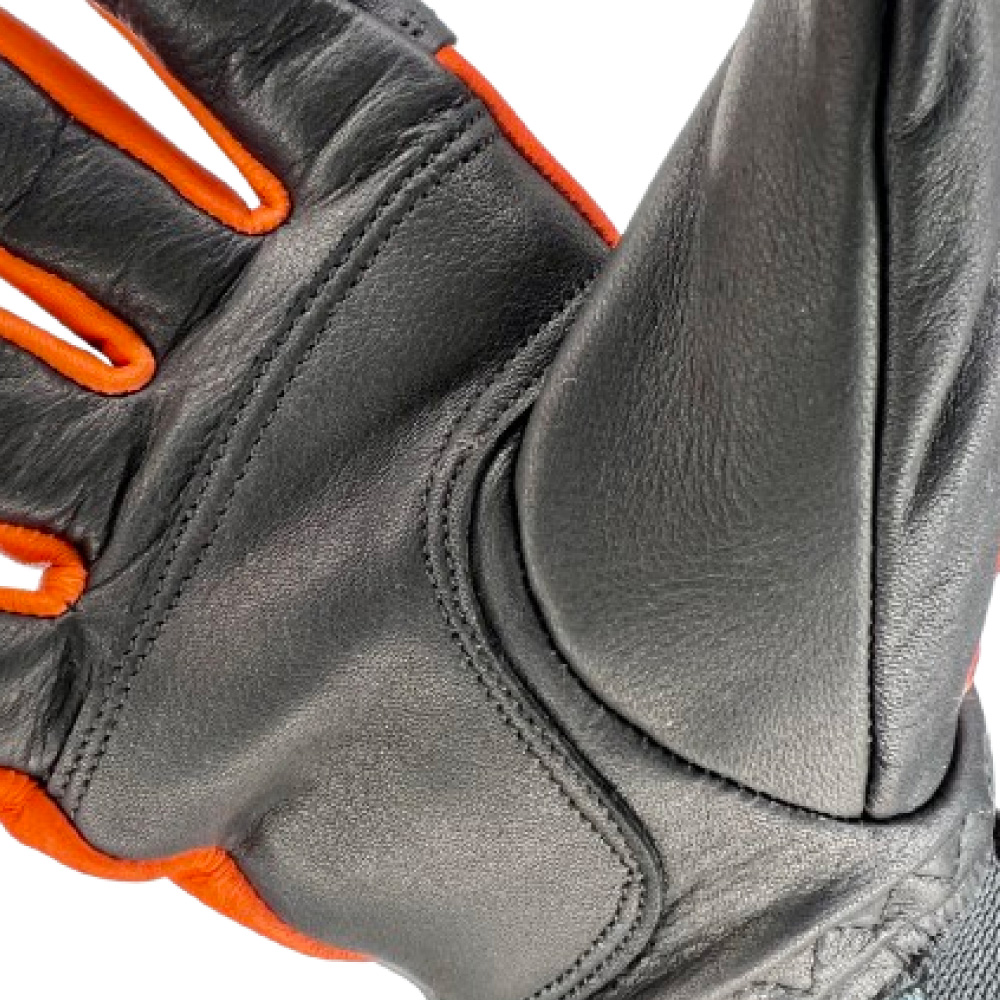 Detaillierte Ansicht der Innenhand eines Penkert-Handschuhs, die die strukturierten Verstärkungen betont.