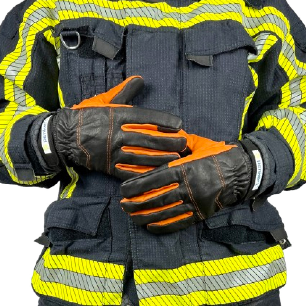 Feuerwehrhandschuhe von Penkert, getragen von einem Feuerwehrmann in voller Einsatzkleidung, bereit für den Einsatz.