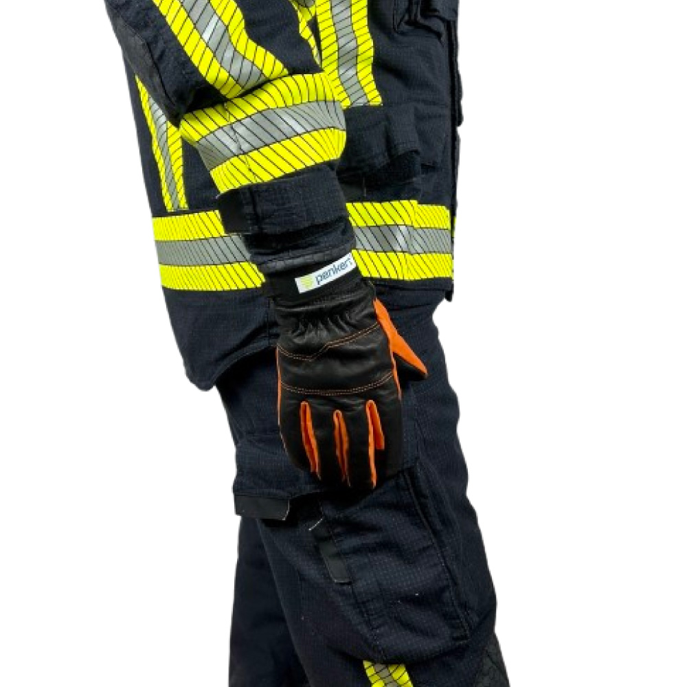 Ein Feuerwehrmann in voller Einsatzkleidung trägt die Handschuhe von Penkert an der Seite, bereit für den Einsatz.