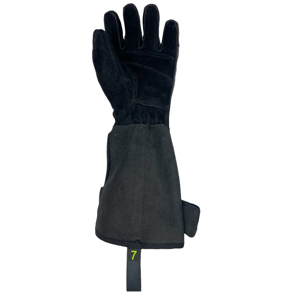 Einzelner schwarzer Penkert FireGrip 3.0 Feuerwehrhandschuh, Vorderansicht mit verstärkter Innenhand und langem Stulpen für optimalen Schutz. Hochwertiger Schutzhandschuh für extreme Einsatzbedingungen.