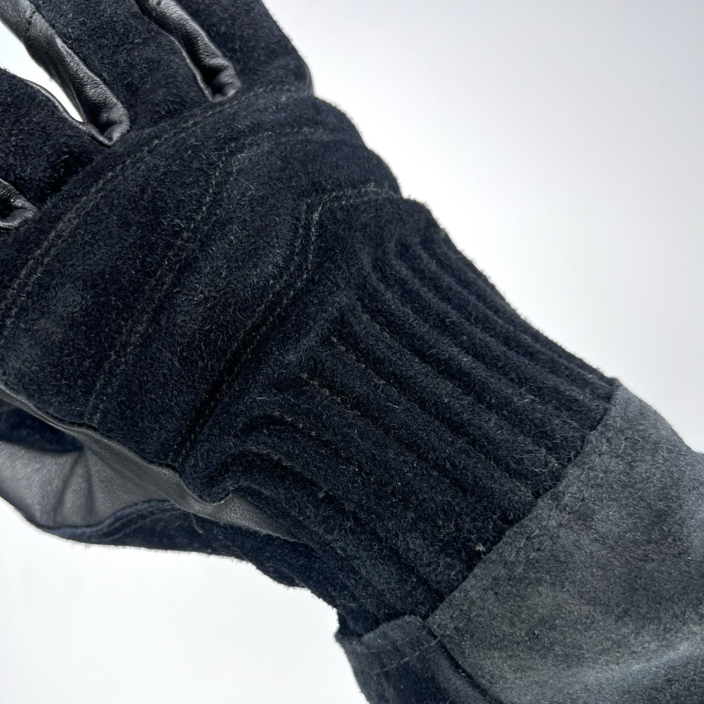 Detailaufnahme der Innenhand eines schwarzen Penkert FireGrip 3.0 Feuerwehrhandschuhs, die die feine Verarbeitung und die robuste Materialstruktur zeigt. Perfekter Handschutz für anspruchsvolle Einsatzbedingungen.