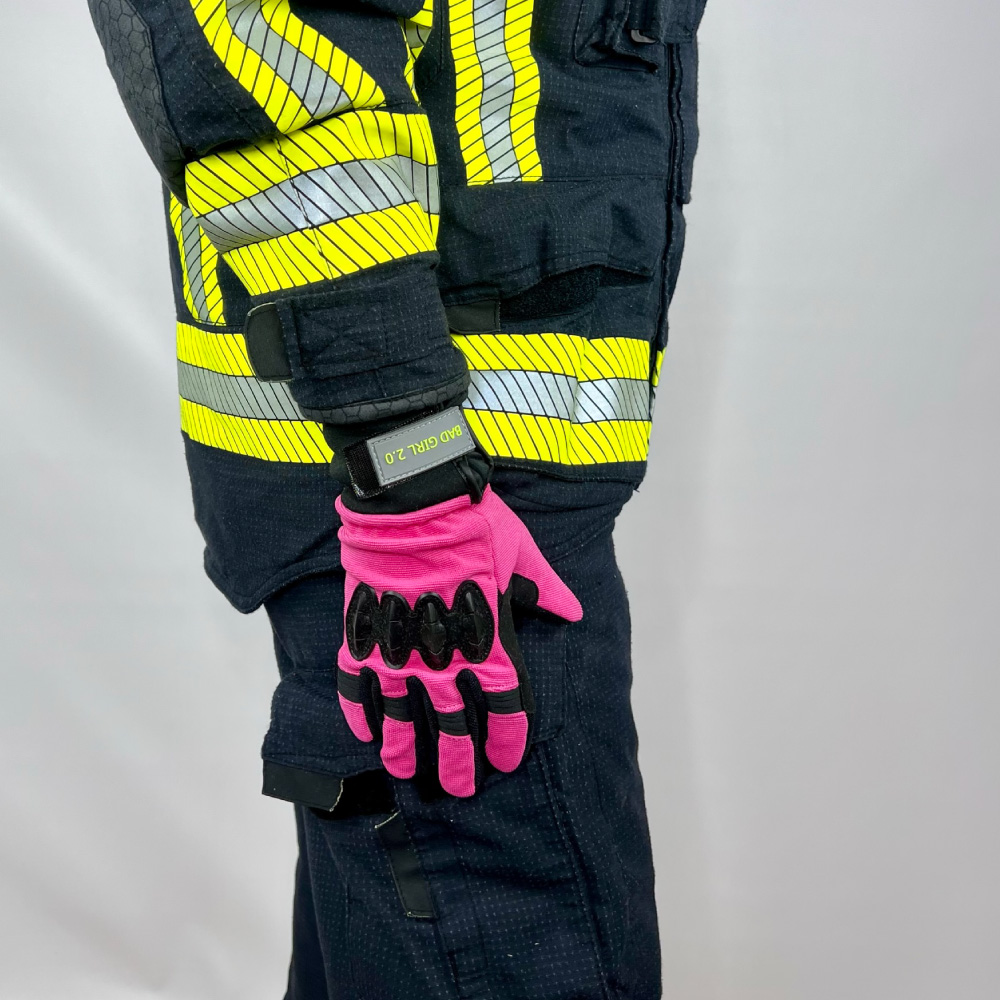 Feuerwehrhandschuh Bad Girl 2.0 in Pink, getragen von einer Person in PSA, Seitenansicht.