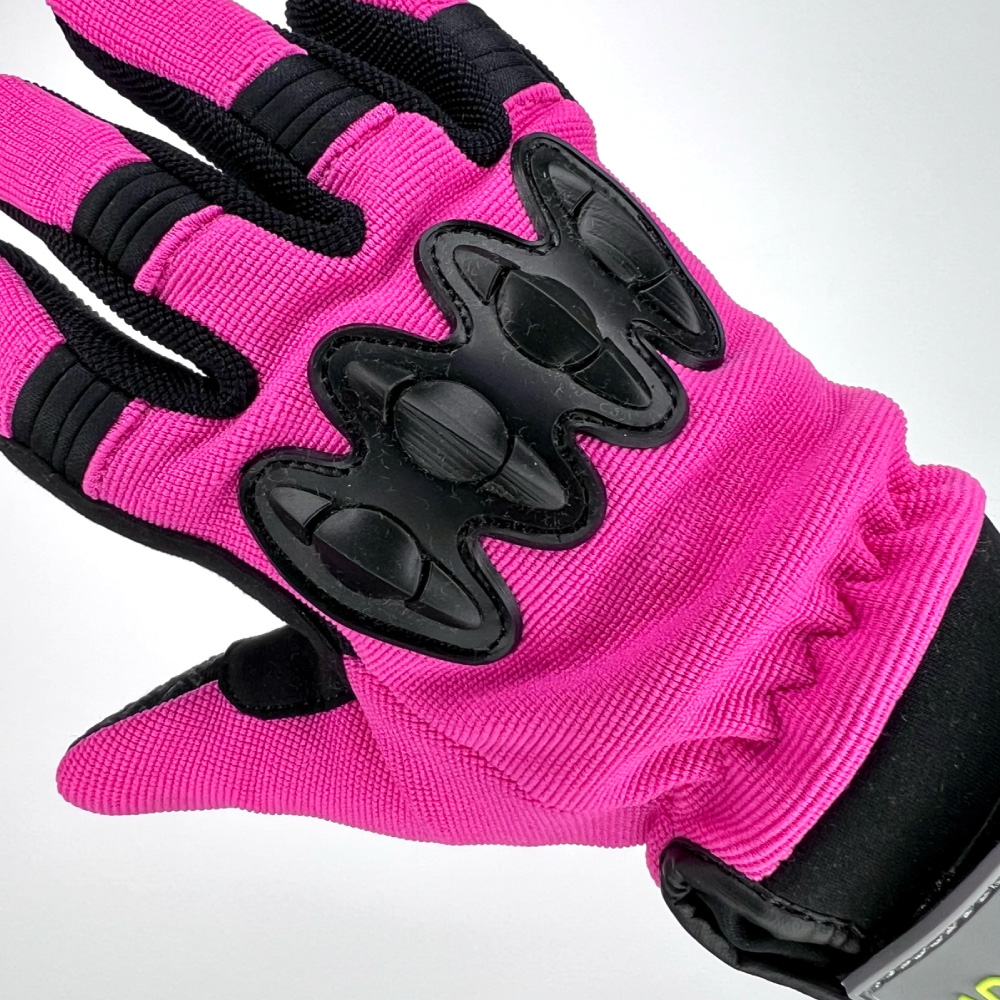 Detaillierte Ansicht des Knöchelschutzes des Feuerwehrhandschuhs Bad Girl 2.0 in Pink.