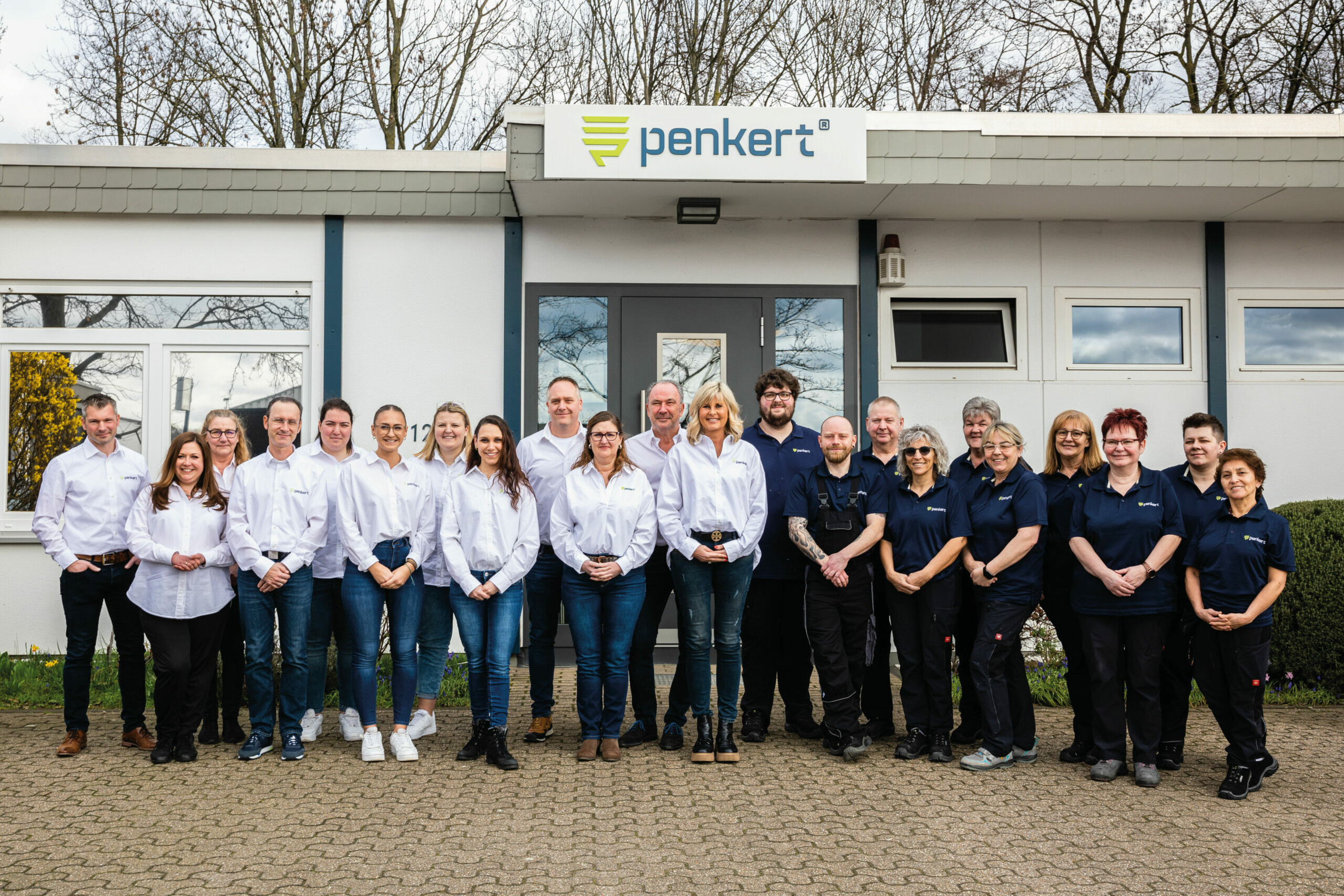 Gruppenfoto des Penkert GmbH Teams vor dem Firmengebäude.