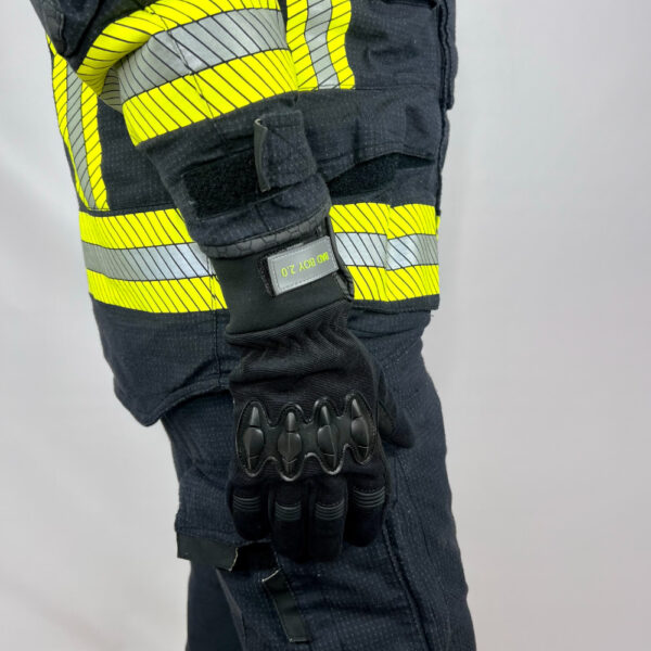 Feuerwehrhandschuh Bad Boy 2.0 in Schwarz, getragen von einer Person in PSA, Seitenansicht.