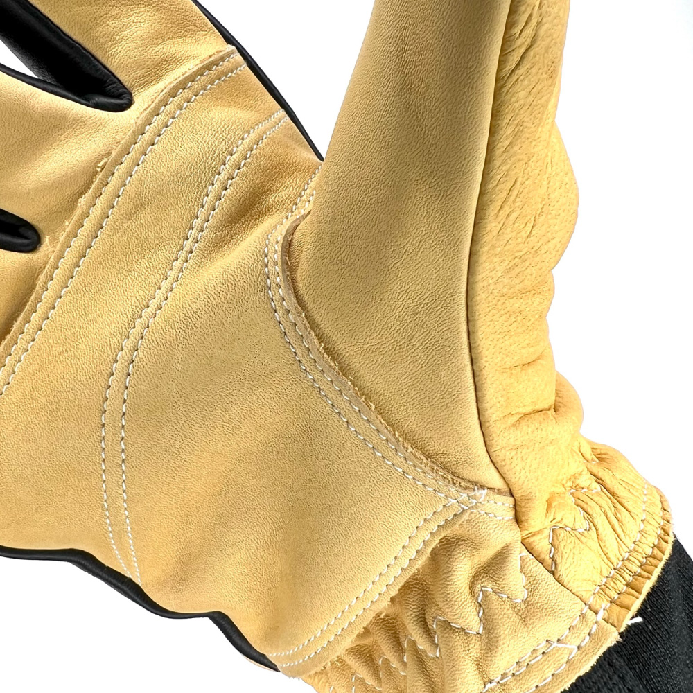 Detailaufnahme der Innenhand eines Penkert Elk Defender 3.0 Feuerwehrhandschuhs, zeigt die feine Verarbeitung und das hellbraune Leder, ideal für sicheren Griff und Schutz.